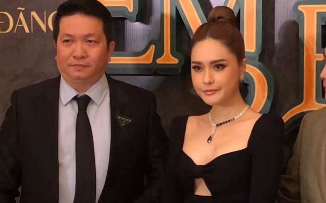 Đoàn Di Băng thuê hẳn dàn vệ sĩ đẹp trai cao to bảo vệ mình và ông xã khi đi ra mắt phim