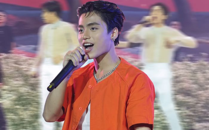 MONO tiếp tục mang 'Waiting For You' đi diễn, hát sung đến nỗi bung cả dây giày vẫn không hay biết!