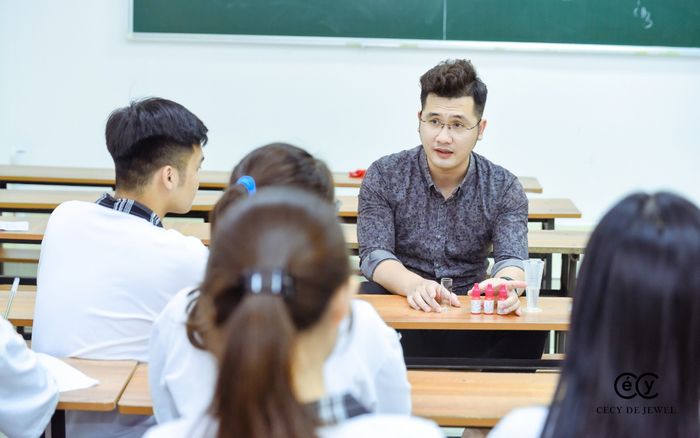 Thầy giáo Dương Hà chia sẻ về phương pháp luyện thi Hóa chuyên biệt cho Gen Z
