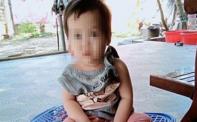 'Nghẹn đắng' hình ảnh bé gái 1 tuổi bị bỏ rơi bên đường cùng lời nhắn 'ai nhặt được nuôi giùm tôi'
