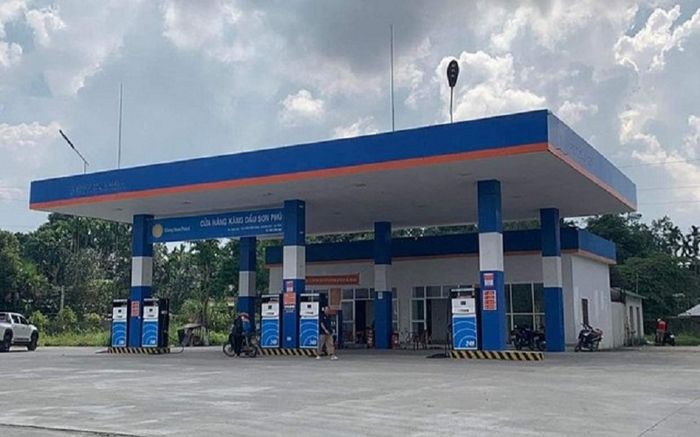 Đi đổ xăng cùng bạn, người đàn ông lẳng lặng đi vào nhà vệ sinh rồi thực hiện hành động khó tin