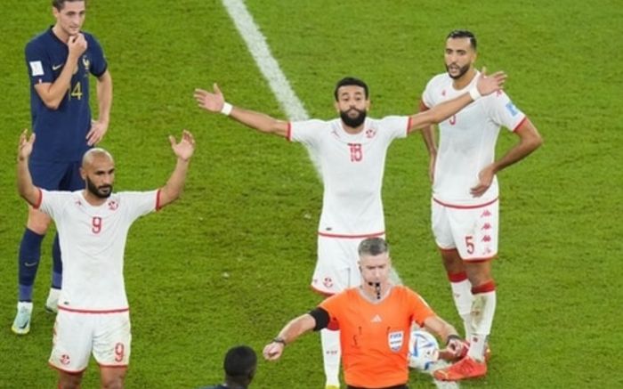 Trọng tài gây ra trận đấu lạ lùng nhất ở World Cup 2022