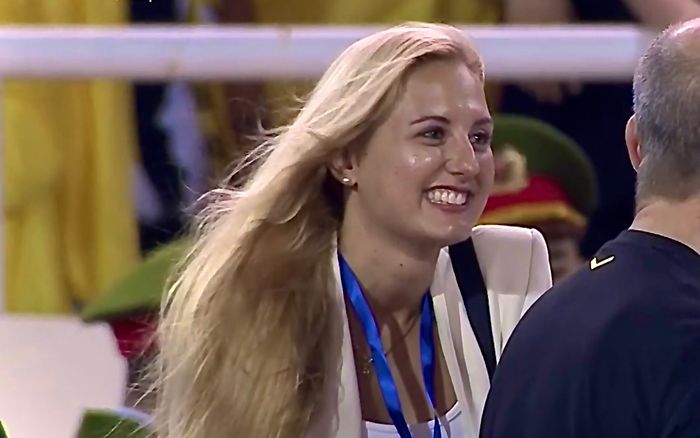 Người đẹp Dortmund phì cười trước cảnh xà ngang sân Mỹ Đình bị bung