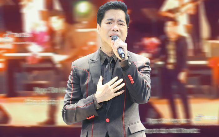 Ngọc Sơn khiến khán giả trầm trồ khi đặt micro xuống đất để khoe giọng