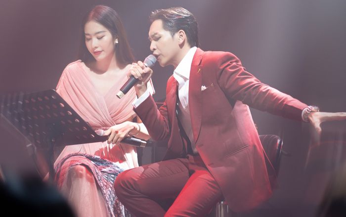 Bạch Công Khanh say sưa hát nhạc tình, nhưng Nam Em lại ôm mặt không nhịn được cười: Chuyện gì đây?