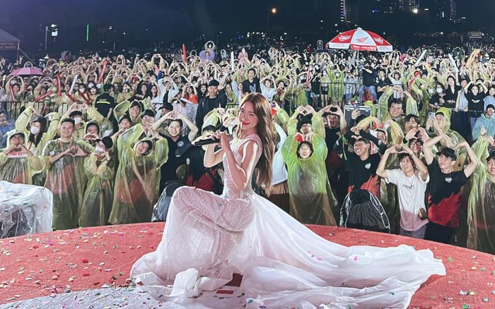 Đăng bài cảm ơn sau đêm diễn, Hòa Minzy tiết lộ việc khán giả phải dầm mưa để đợi và cổ vũ cho mình