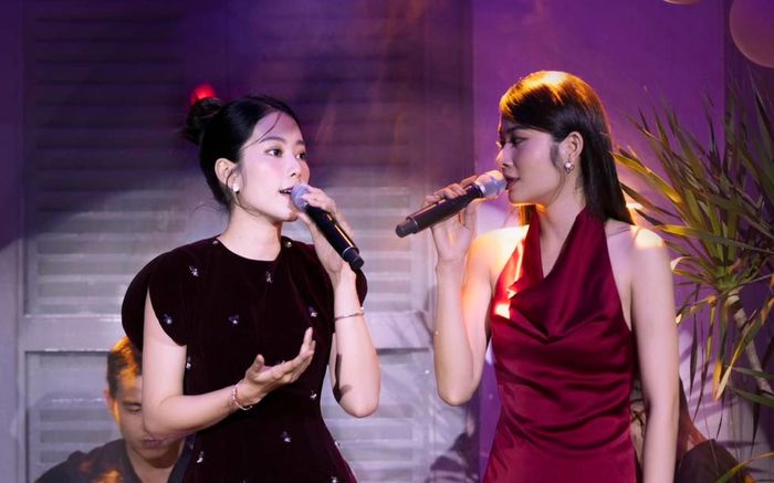 Dân mạng xôn xao clip Nam Anh 'tác động vật lý' lên Nam Em khi song ca cùng nhau