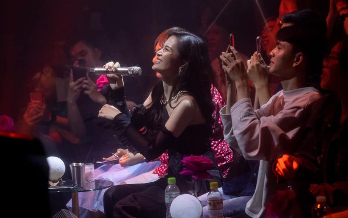 Bất ngờ trước khoảnh khắc Đông Nhi bị khán giả 'tra tấn tinh thần' trong đêm nhạc vừa qua