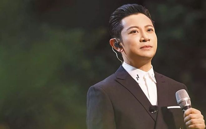 Vì đam mê World Cup, một nam ca sĩ gặp chấn thương ở mắt