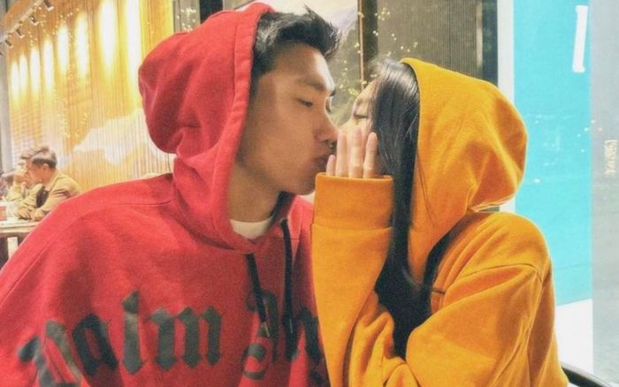 Đoàn Văn Hậu 'khóa môi' bạn gái cực ngọt khiến các fan girl hờn ghen