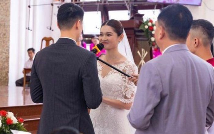 Thuỳ Dung và bạn trai tổ chức nghi lễ tại nhà thờ, cả hai nói lời thề nguyện, trao nhau ánh mắt tình tứ