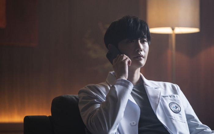 Lee Jong Suk đặt bom uy hiếp đàn anh Kim Rae Won trong trailer Âm Lượng Hủy Diệt