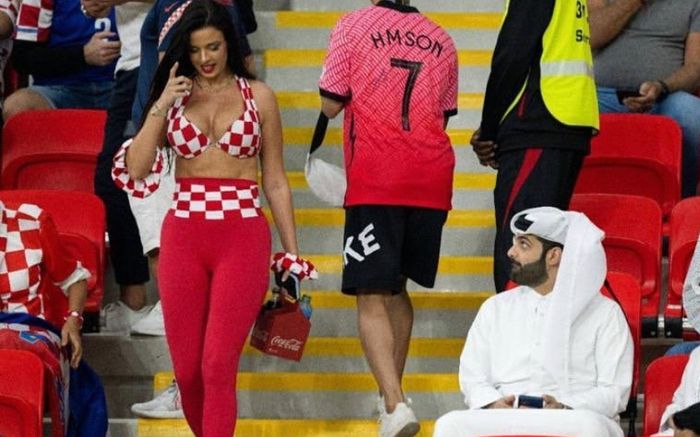Nghịch lý cô người mẫu càng bị chê thì càng mặc thiếu vải ở World Cup 2022