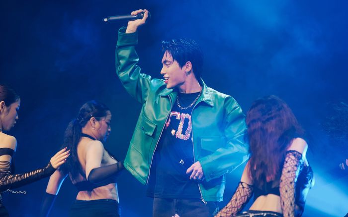 Không phải 'Waiting For You', MONO bất ngờ được khen ngợi khi trình diễn một ca khúc khác