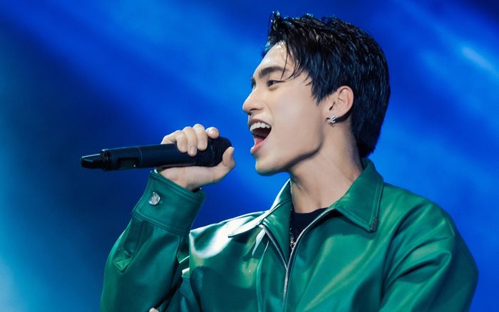 MONO trình diễn dưới mưa trước hàng ngàn khán giả: Thần thái ổn áp, giọng hát thế nào?