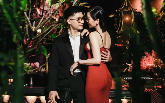 Lệ Quyên mặc váy đỏ gợi cảm, e ấp trong vòng tay tình trẻ