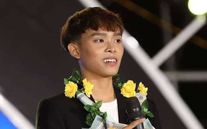 Hồ Văn Cường giới thiệu ca khúc nhưng quên tên nhạc sĩ, khán giả có mặt phản ứng bất ngờ