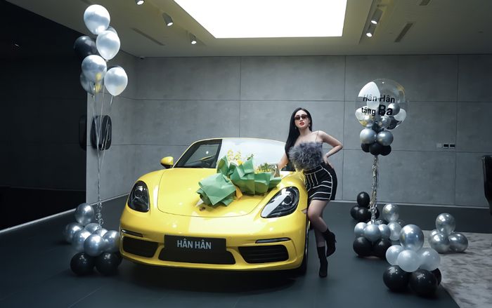 Vừa xây biệt thư cho bố mẹ hotgirl 9x lại chi tiền tỷ tặng bố siêu xe Porsche 718 Boxster