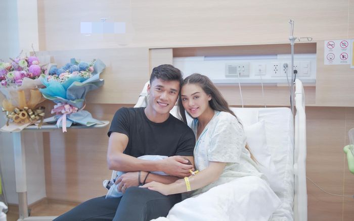 Chiều vợ như Bùi Tiến Dũng: Đưa mẹ đẻ, em gái từ trời Tây sang chăm sóc, luôn quan tâm từng tiểu tiết