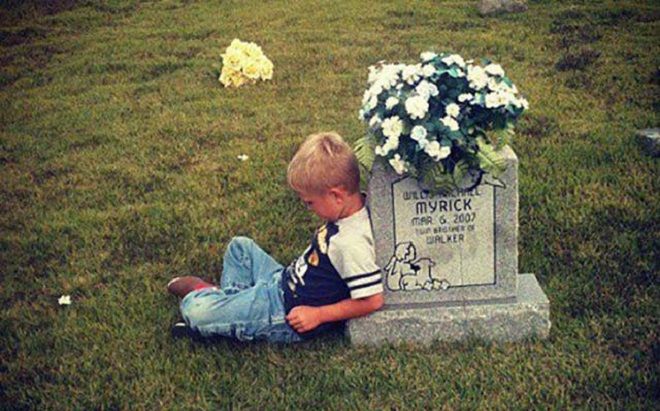 Đặt đồ chơi lên mộ con trai nhỏ đã mất, người mẹ tức ứa nước mắt khi đến thăm vào hôm sau