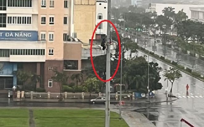 Mê 'sống ảo', người đàn ông beo leo trên cột cờ cao chót vót để... phát livetream