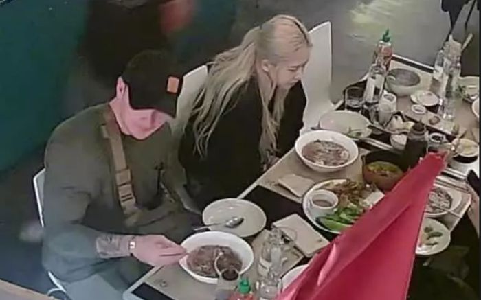 Nữ ca sĩ nổi tiếng thế giới vội đi ăn phở Việt Nam sau khi hát xong khiến fan thích thú