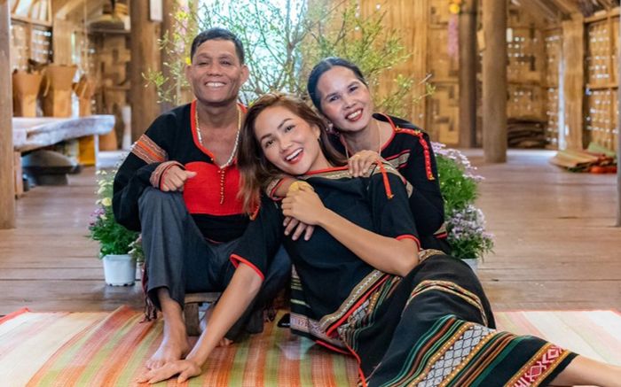 Chán tặng vàng, H'Hen Niê 'vung mạnh tay' chi quà khủng tặng mẹ dịp Tết