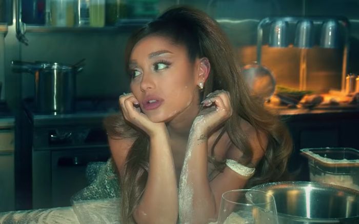 Đang ở đỉnh cao sự nghiệp, nữ ca sĩ đình đám bị fan phản đối vì mê bán mỹ phẩm mà bỏ bê ca hát