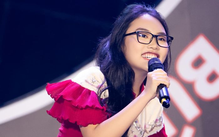 Phương Mỹ Chi bất ngờ 'cầu xin' dân mạng hãy kiên nhẫn xem hết clip hát của mình: Có chuyện gì chăng?