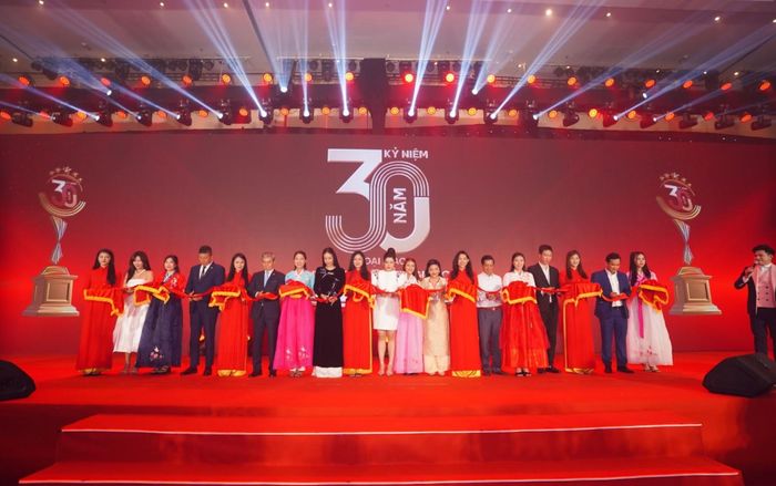 Hoa Hậu Hà Kiều Anh nhận tôn vinh 'Gương mặt đại sứ đại diện làm đẹp Việt Hàn' tại Vietnam – Korea Beauty 2022