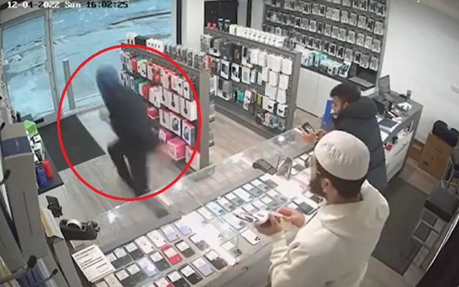 Vào cửa hàng điện thoại cướp giật, thanh niên vội quay lại trả vì 'chiêu cao tay' của chủ tiệm