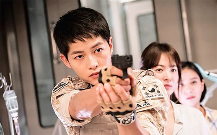 Vẻ điển trai của Song Joong Ki trên màn ảnh: Hậu Duệ Mặt Trời có phải là đỉnh cao?