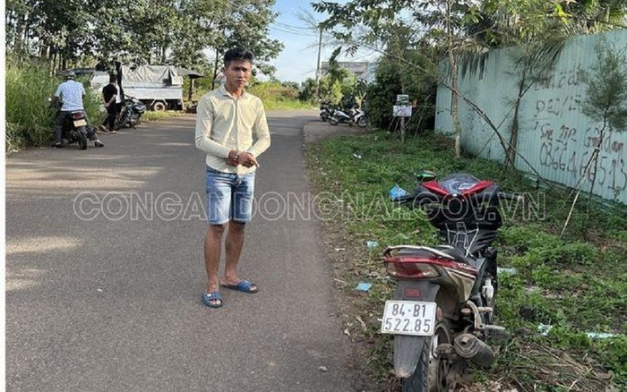 Thấy cô gái trẻ đi xe máy một mình, thanh niên 'cao hứng' rồi hành động khó tin