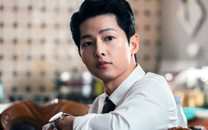 Hẹn hò tình mới, Song Joong Ki bị chỉ trích vì mải yêu đương mà bỏ bê bản thân