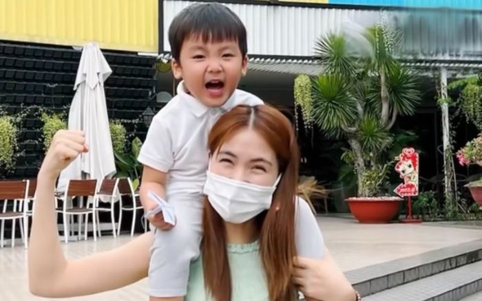 Hòa Minzy tự bế con trai trên vai, khéo léo thổ lộ 'vẫn thích có người thương'
