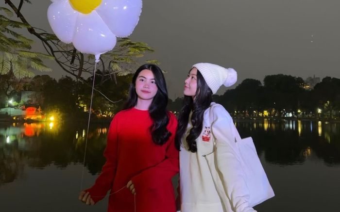 Hai ái nữ nhà Quyền Linh tận hưởng mùa đông Hà Nội, được khen như công chúa tuyết trắng