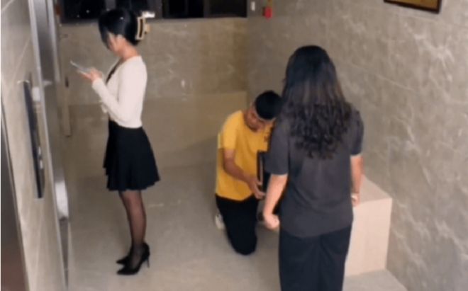 Quỳ gối cầu hôn bạn gái, chàng trai nhận về toàn lời chửi mắng, đánh đập vì một 'cử chỉ lạ'