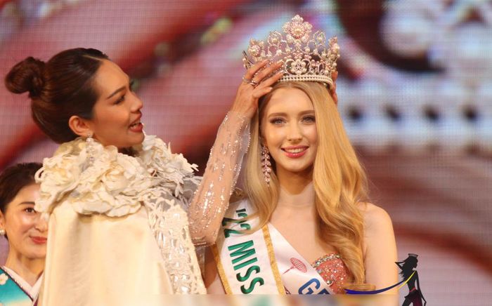 Từng chê lên chê xuống, netizen 'quay xe' khi Tân Hoa hậu đội vương miện: Lộng lẫy như công chúa Disney