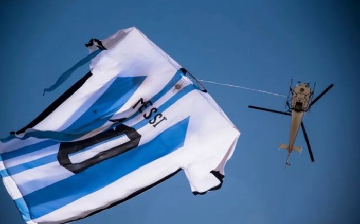 CĐV Argentina ăn mừng như vô địch, thuê trực thăng vinh danh Messi