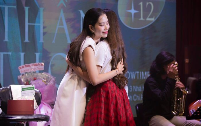 Giữa xôn xao FC tan rã, Nam Em có hành động dành cho fan sau khi hát xong