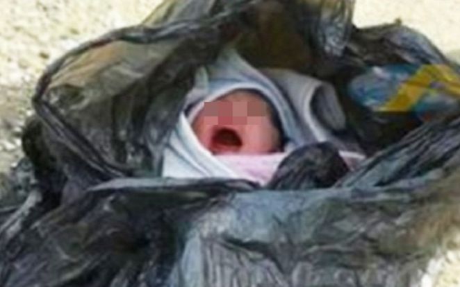 Đi nhặt rác mưu sinh, cụ ông nhặt được cả một 'sinh mệnh'