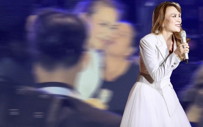 Khán giả xin chụp ảnh cùng nhưng cuối cùng lại 'cưỡng hôn' bất ngờ, Mỹ Tâm phản ứng thế nào?