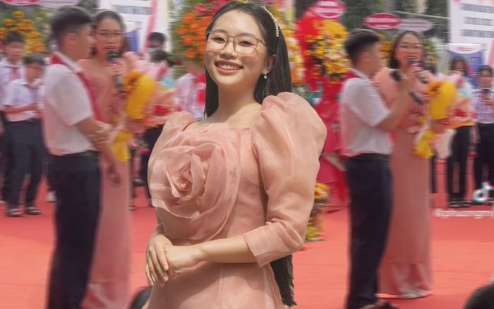 Phương Mỹ Chi bất ngờ rẽ hướng sang dạy Văn khi đi diễn tại trường học: Chuyện gì thế này?