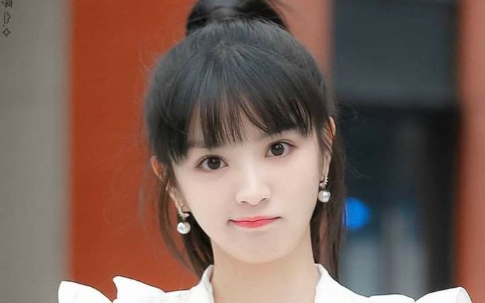 'Tiểu Triệu Lộ Tư' bị tố chảnh chọe, làm việc thiếu chuyên nghiệp dù chưa nổi tiếng