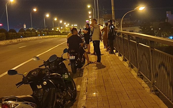 Cha vội vàng chạy đến khi nhận tin con trai đứng ở thành cầu, vừa giáp mặt liền chứng kiến cảnh đau lòng