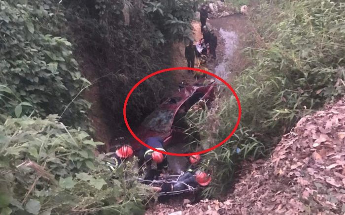Vụ ôtô rơi xuống khe suối 15 tiếng không ai biết ở Lào Cai: 3 người thương vong