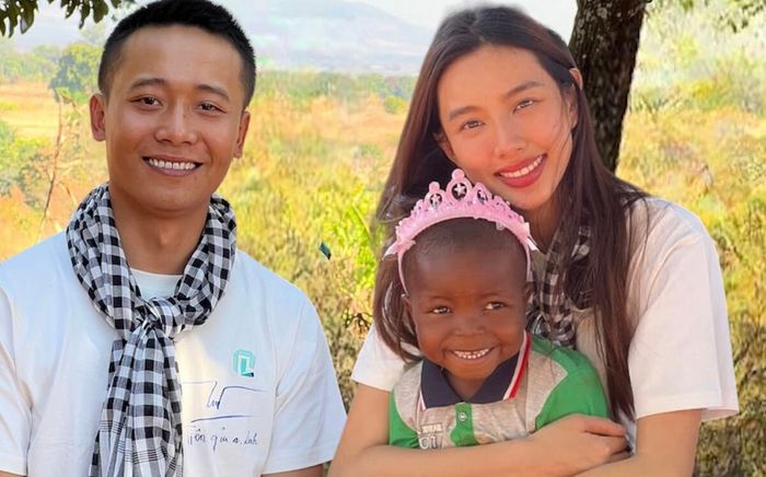 Quang Linh Vlog rủ rê Lôi Con tặng quà cho Thùy Tiên, công khai nhắc luôn tên nàng hậu