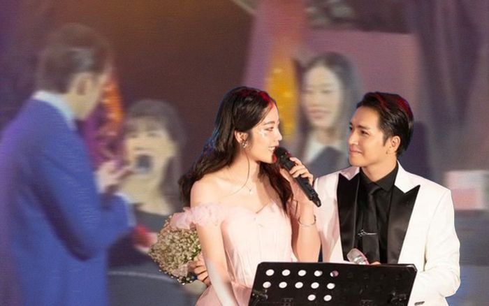 Clip: Fan lên sân khấu ra sức 'đẩy thuyền' khiến Nam Em và Bạch Công Khanh 'sượng trân' ra mặt