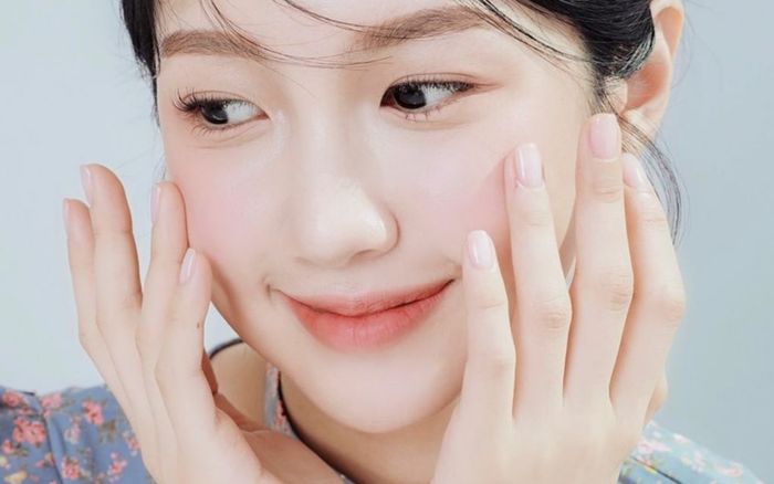 Giật mình với những thói quen xấu khiến da mặt ngày càng chảy xệ, trông già đi thấy rõ