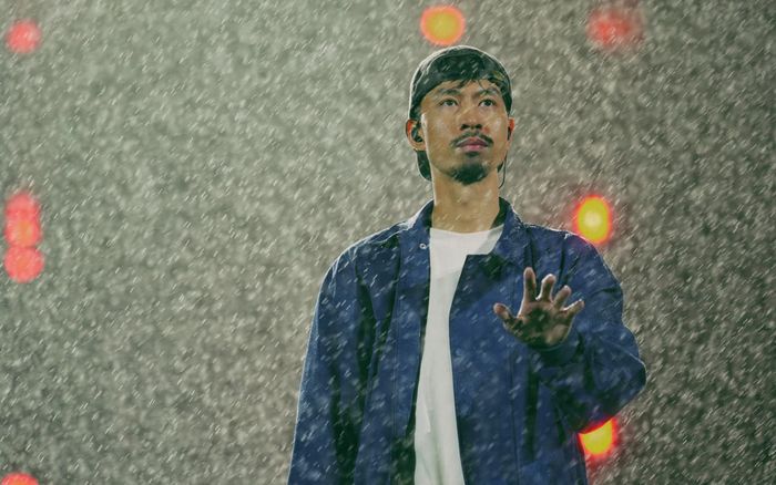 Đăng ảnh biểu diễn dưới trời mưa to, Đen Vâu có nhắn gửi đầy cảm động đến khán giả